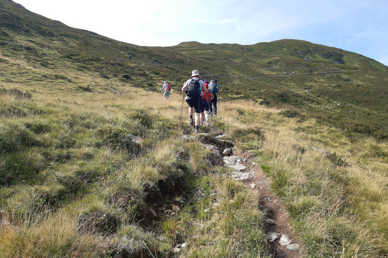 Bergauf auf den Siganjoch fünfte Etappe Alpenüberquerung 