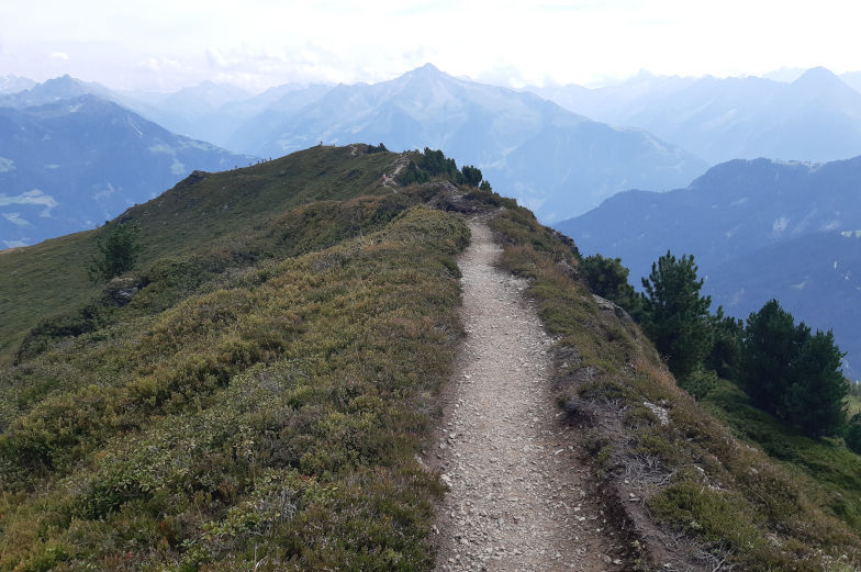 Bergrücken mit Ausblick fünfte Etappe Alpenüberquerung