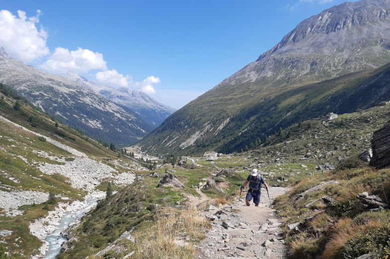 Geröllweg sechste Etappe Alpenüberquerung