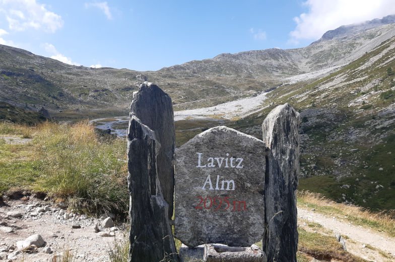 Lavitzalm erste Einkehrmöglichkeit auf der sechsten Etappe der Alpenüberquerung