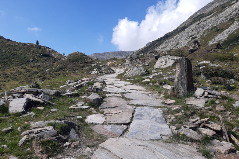 Steinplatten auf dem Weg zum Pfitscherjoch Eappe 6 Alpenüberuerung