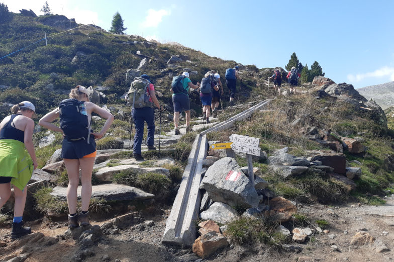 Stufen hinauf auf den höchsten Punkt der sechsten Etappe der Alpenüberquerung