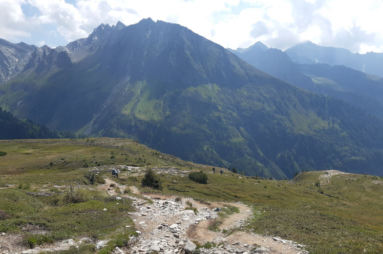 Schwerer Abstieg auf sechster Etappe der Alpenüberquerung 