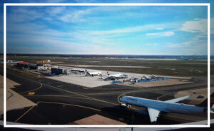 Planespotting Hotels: Hotelzimmer mit Ausblick direkt auf die Startbahn und startende Flugzeuge.