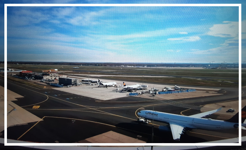 Planespotting Hotels: Hotelzimmer mit Ausblick direkt auf die Startbahn und startende Flugzeuge.