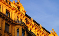 Set Jetting Hotels uebernachten am Serien Drehort