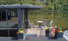 Uebernachten auf dem Hausboot so fuehlt sich Ulaub auf dem Wasse an