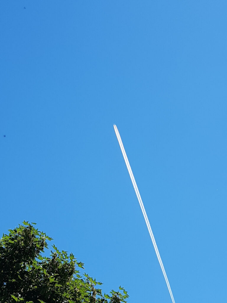 A380 am Sommerhimmel vom Balkon gespot – Reiseblicke Mai 2026