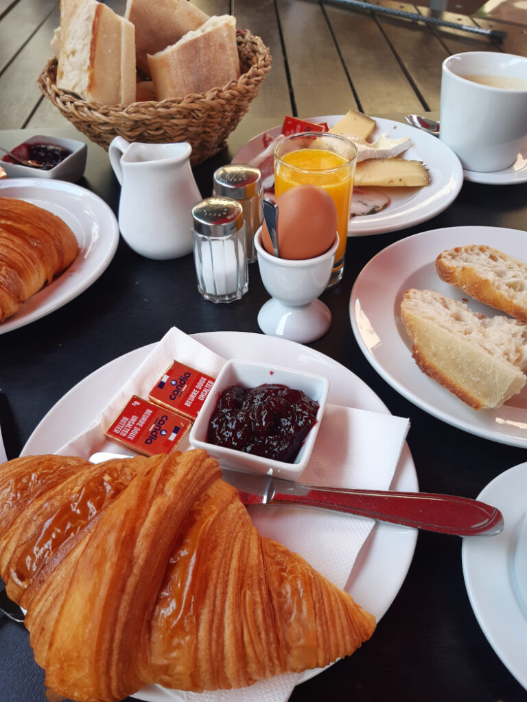 Französisches Frühstück mit Croissant und Café au lait im Elsass – Reiseblicke Mai 2026