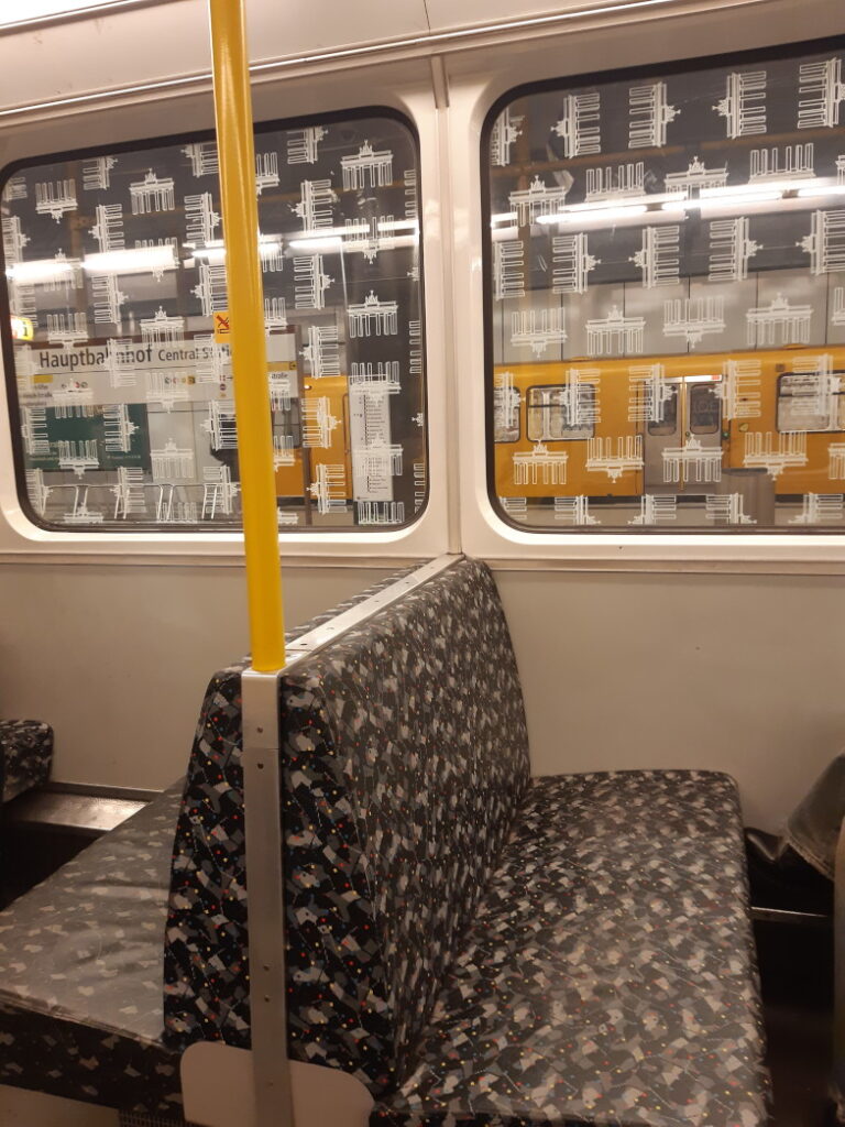 Innenraum einer Berliner S-Bahn mit gemusterten Sitzen
