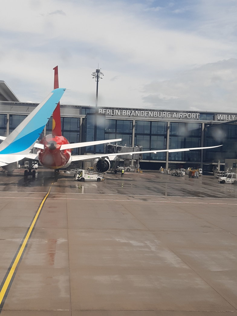 Flugzeug am Terminal des Flughafens Berlin Brandenburg