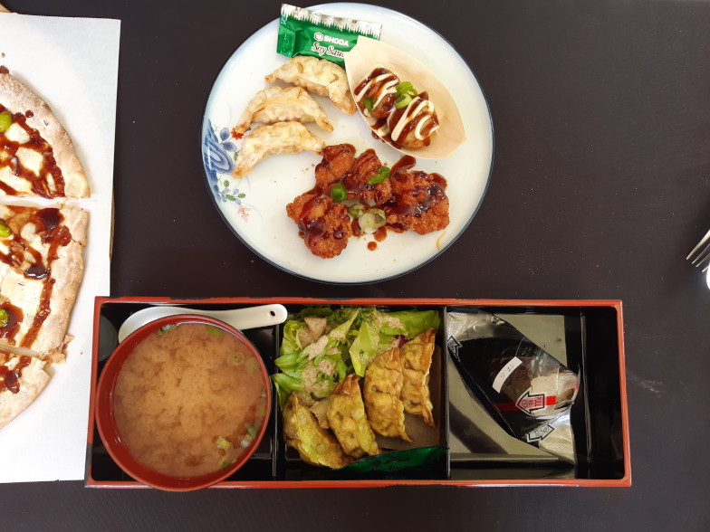 Japanisches Essen mit Gyoza und Beilagen im Restaurant