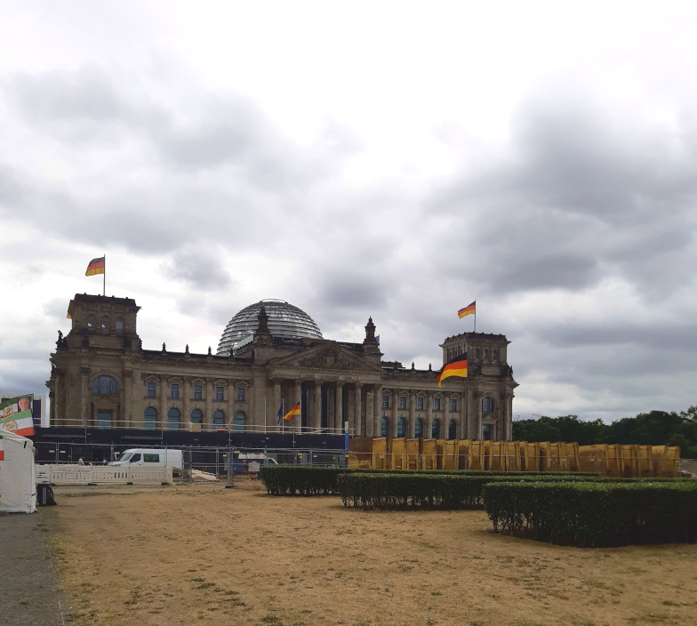 Reichstagsgebäude in Berlin mit Baustelle im Vordergrund