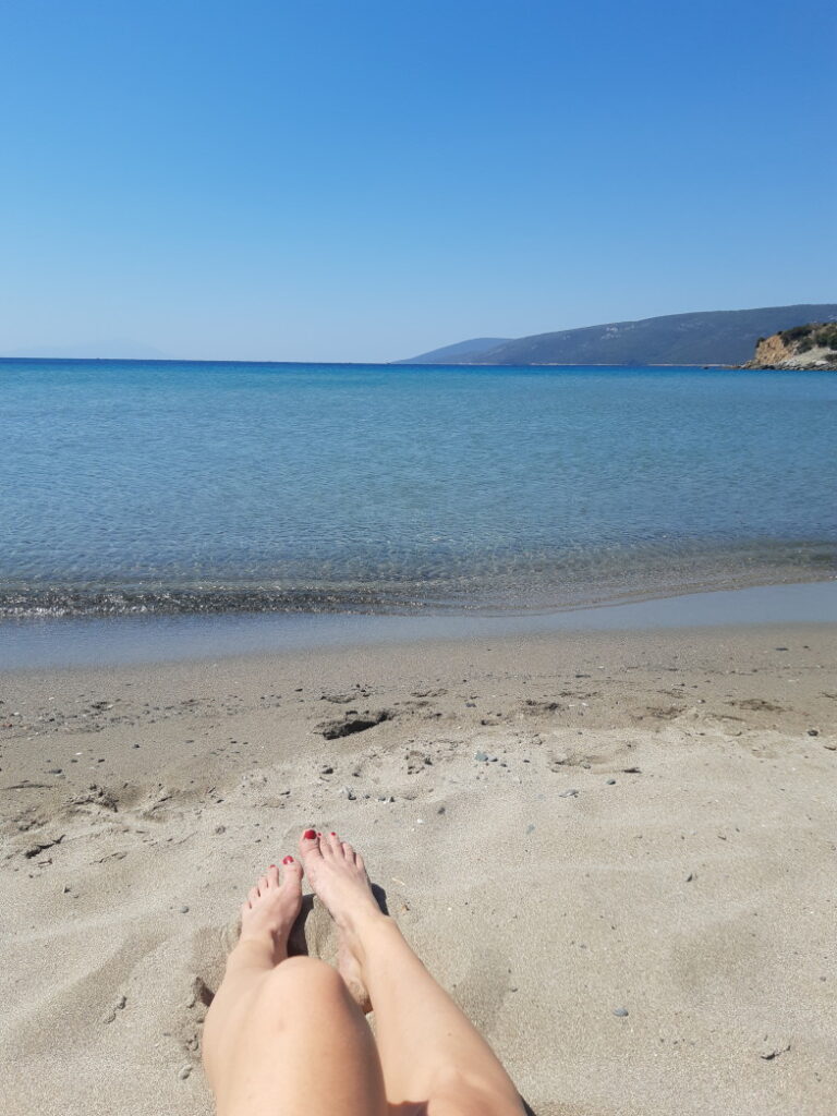 Füße im Sand an einem türkischen Sandstrand