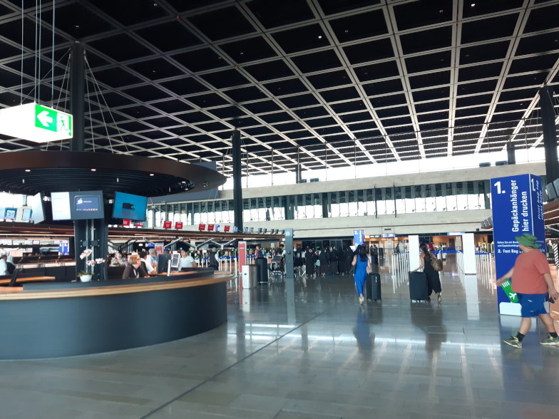 Modernes, kühl gestaltetes Innere des Terminal 3 in Frankfurt