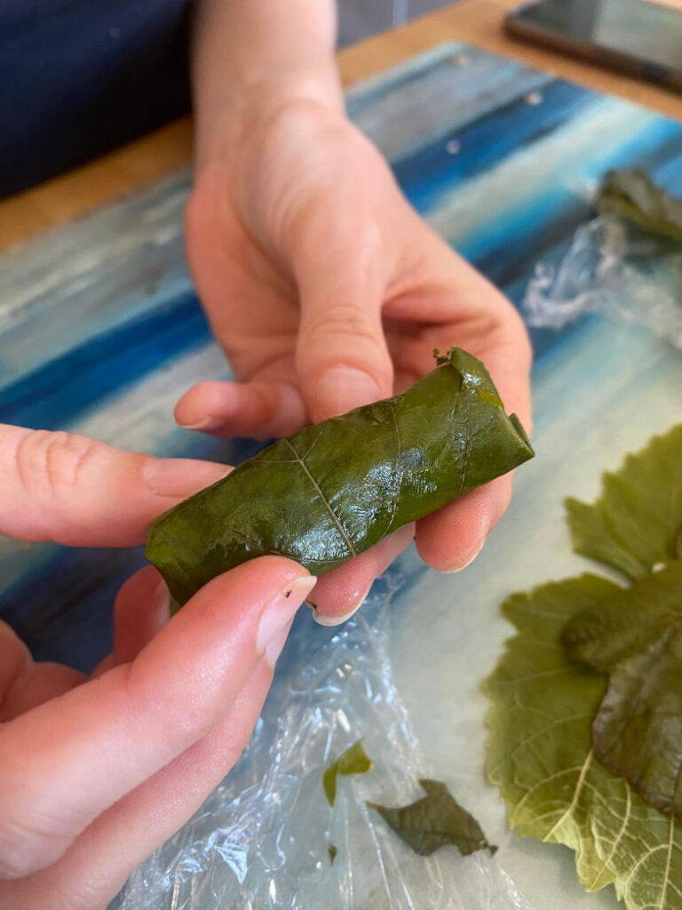 Selbst gefülltes Weinblatt in der Hand