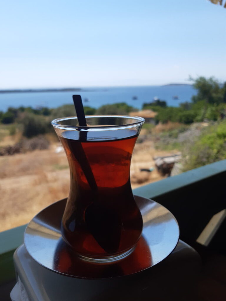Türkischer Çay im typischen Glas mit Meerblick