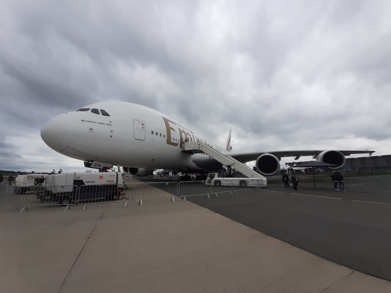Frontansicht eines Airbus A380 auf dem Vorfeld der ILA