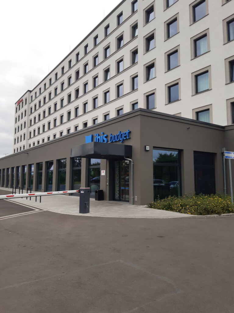 Außenansicht des Ibis Budget Hotels am Flughafen Berlin