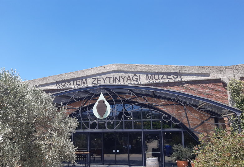 Außenansicht des Olivenölmuseums Rüstem Zeytinyağı