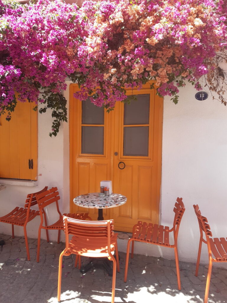 Gelbe Tür mit blühender Bougainvillea in Izmirs Altstadt