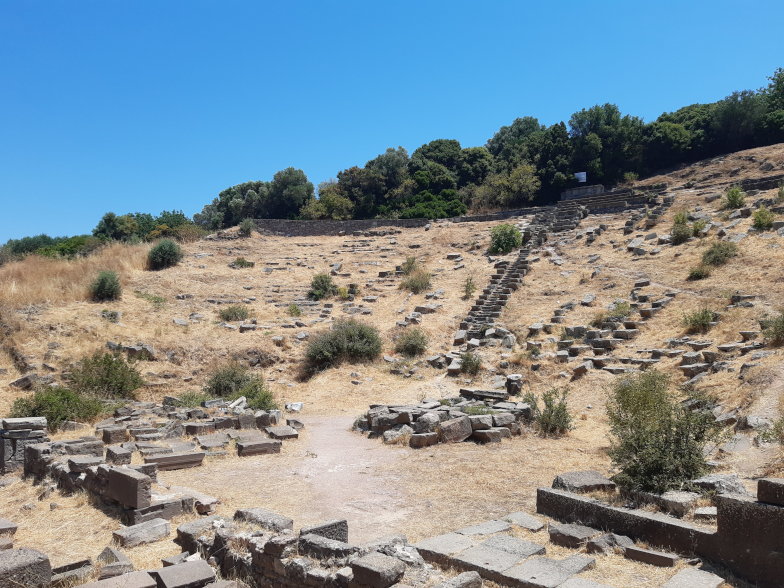 Ruinen des antiken Theaters in der antiken Stadt Erythrai bei Ildırı