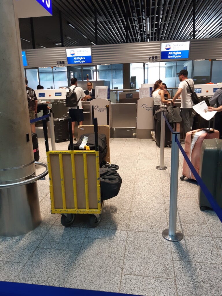 Aufgabegepäck einchecken bei SunExpress am Flughafen