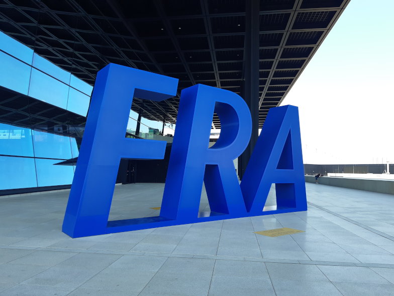 Kunstinstallation im Terminal des Flughafens Frankfurt
