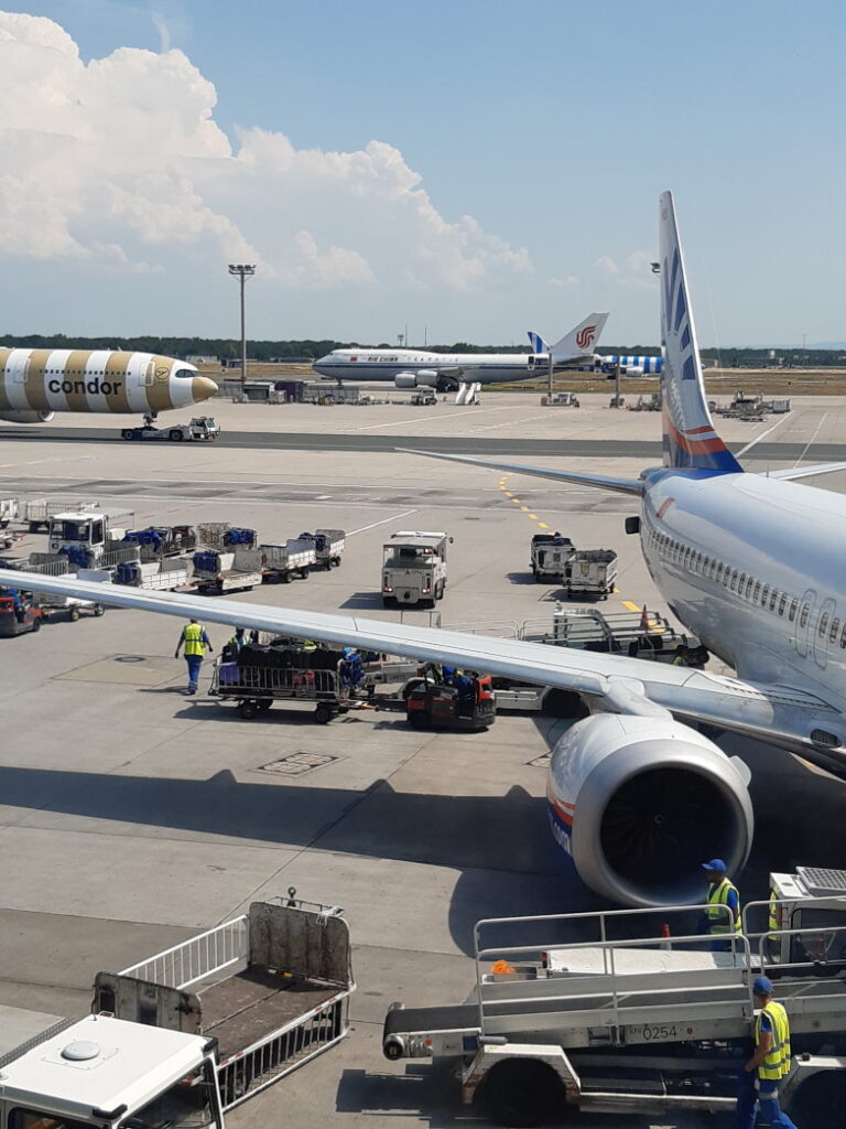Gepäckverladung am Flughafen Frankfurt vor dem Abflug