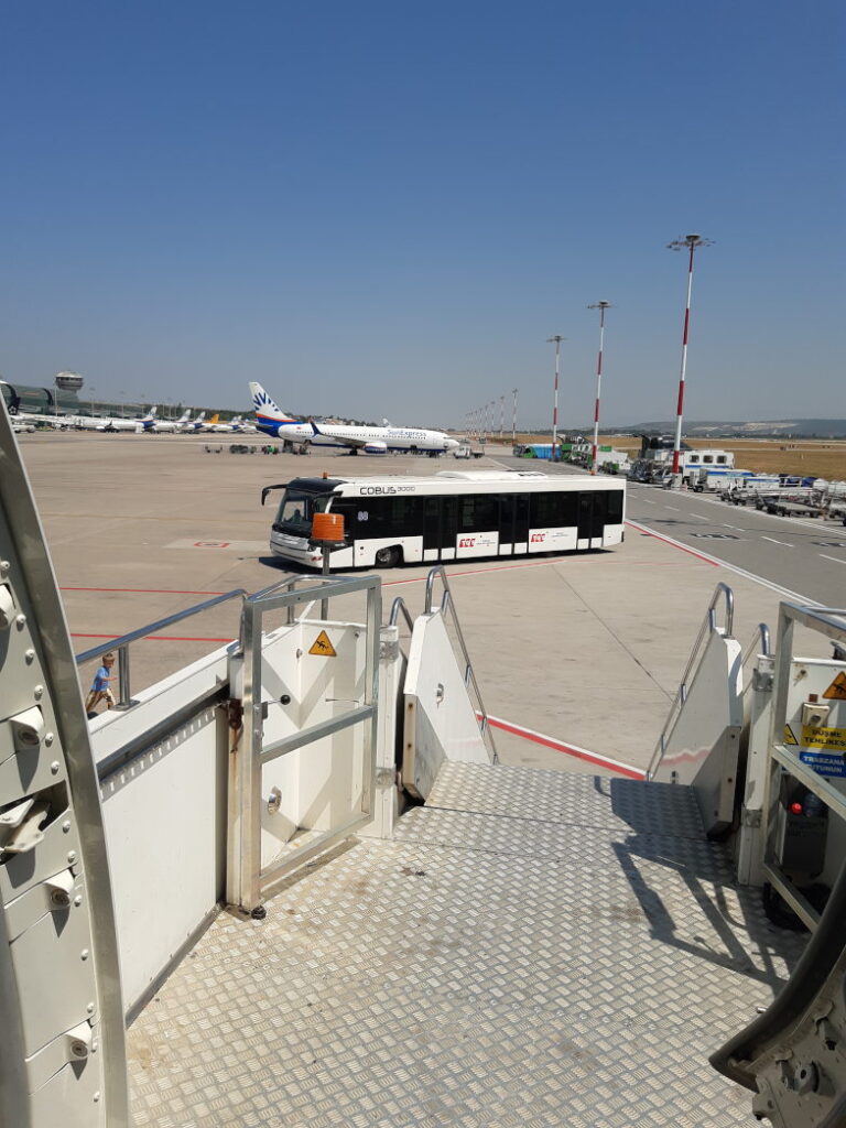 Transfer mit dem Bus zum Flugzeug am Flughafen