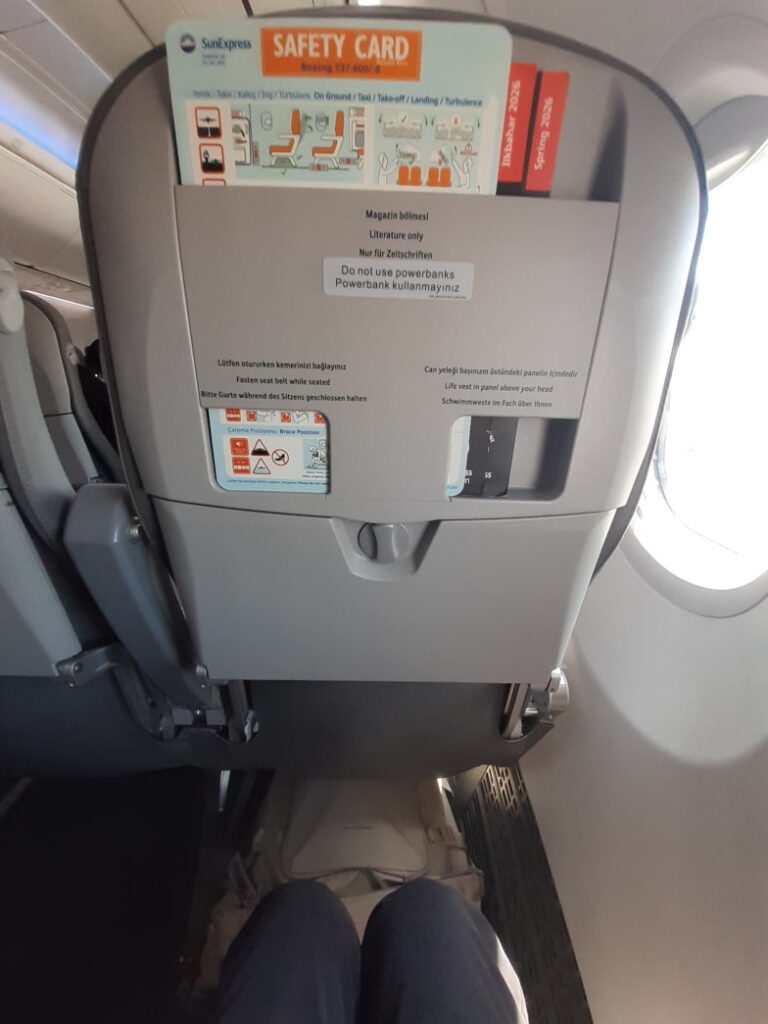Sitztasche mit Safety Card an Bord von SunExpress