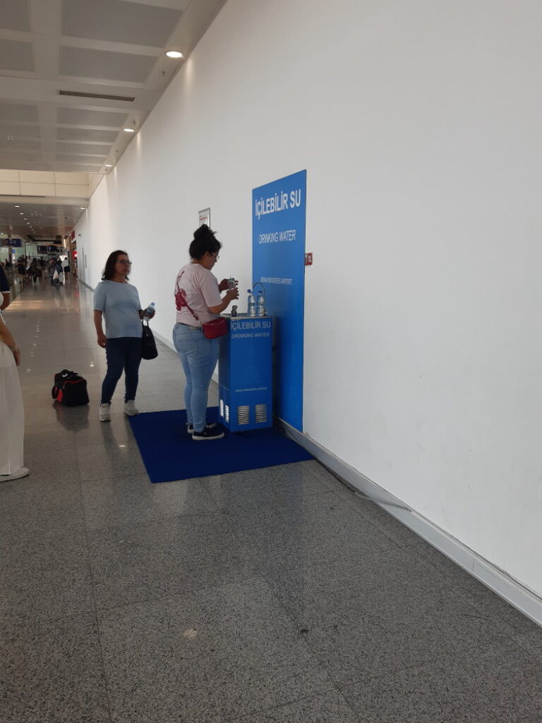 Kostenloser Wasserspender am Flughafen Izmir