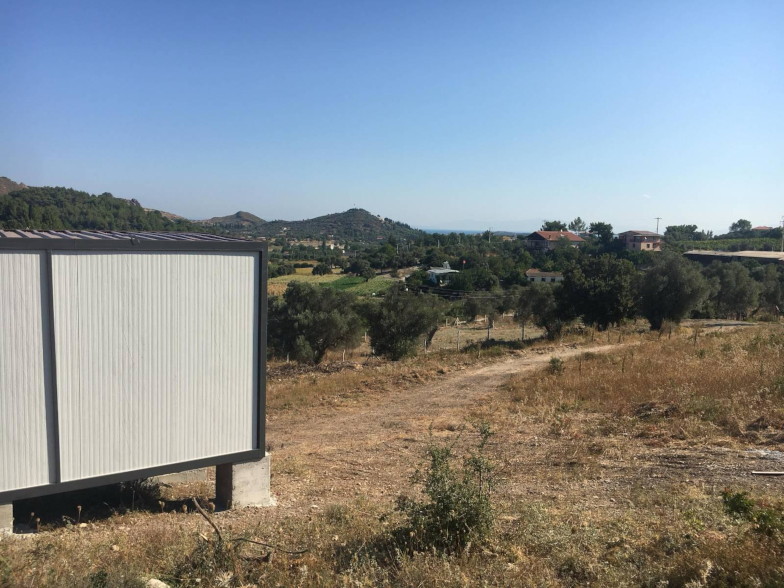 Container-Tiny-House mit Metallverkleidung im Garten in der Türkei, im Hintergrund Hügel und Meerblick
