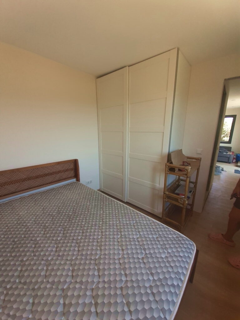 Schlafzimmer im Tiny House mit Bett und Kleiderschrank