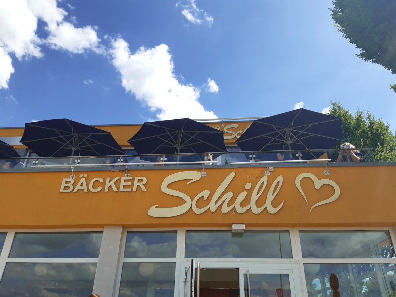 Schriftzug der Bäckerei Schill in Filderstadt-Bernhausen unter blauem Himmel