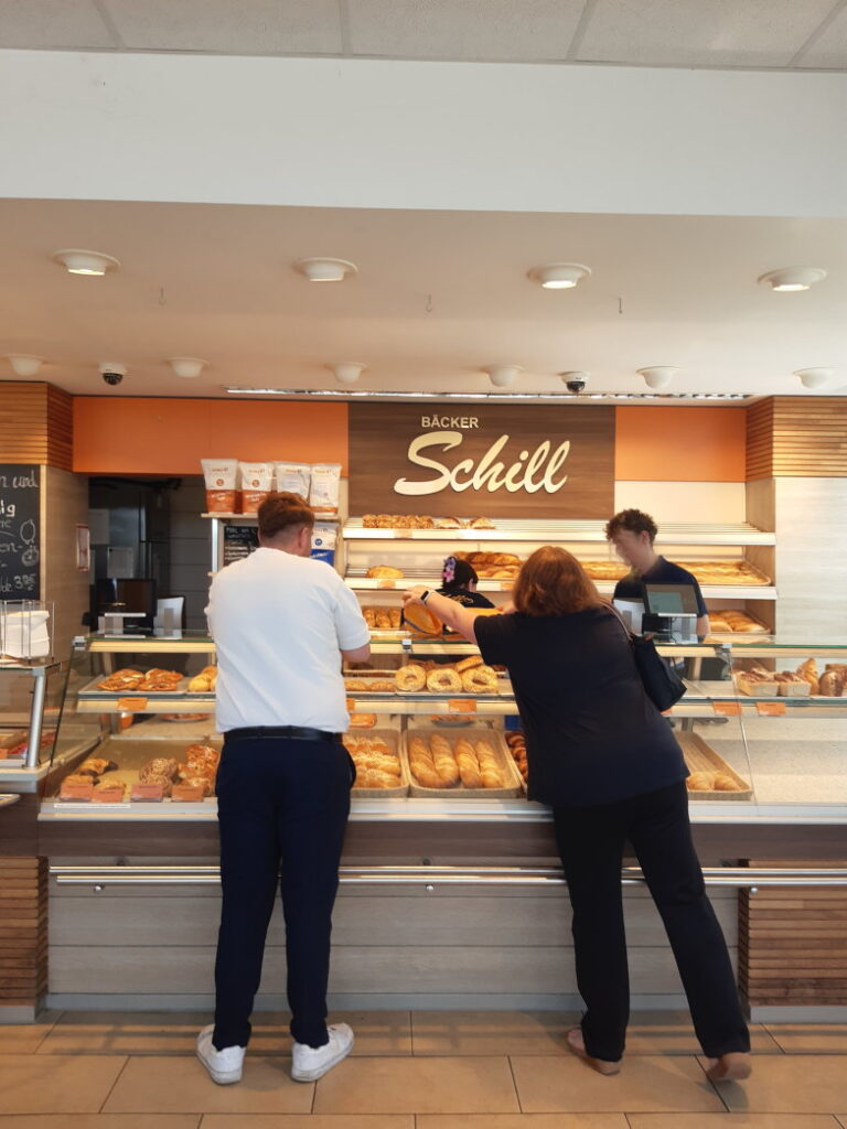 Selbstbedienungstheke der Bäckerei Schill mit frischen Backwaren nahe Flughafen Stuttgart