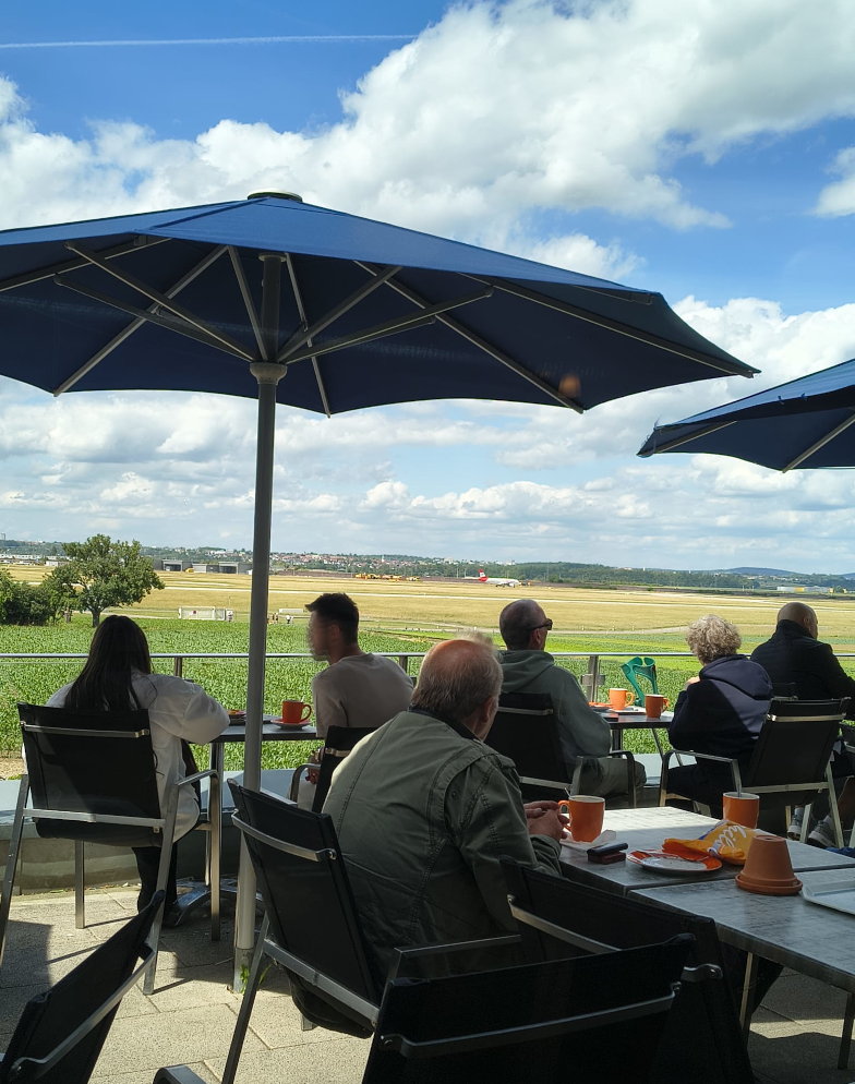 Terrasse der Bäckerei Schill mit Blick auf die Landebahn beim Flugzeuge spotten in Stuttgart