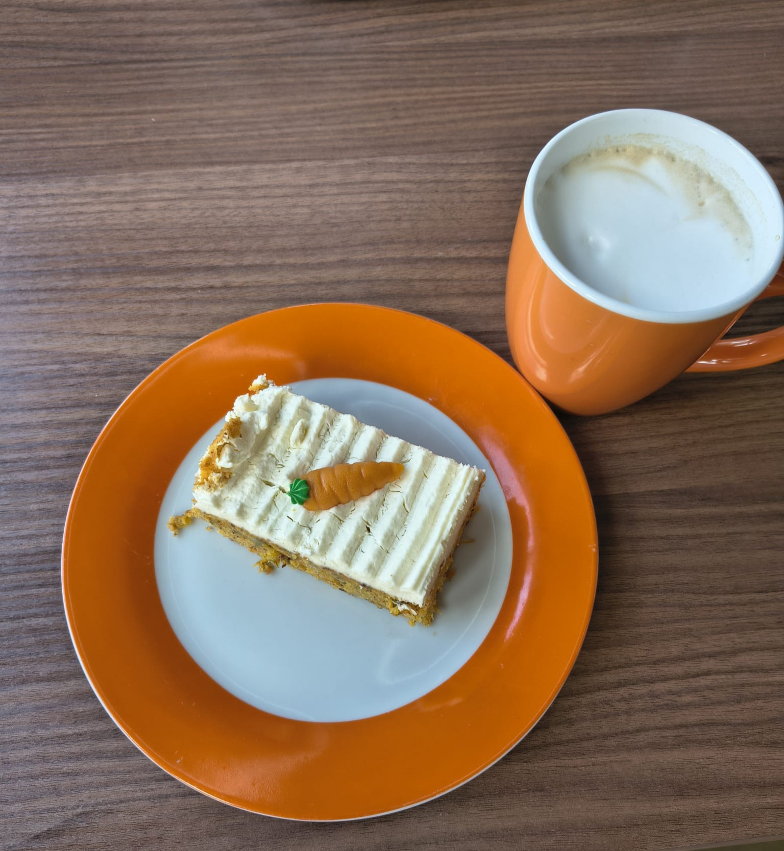 Kaffee und Kuchen in der Bäckerei Schill beim Flugzeuge spotten in Stuttgart