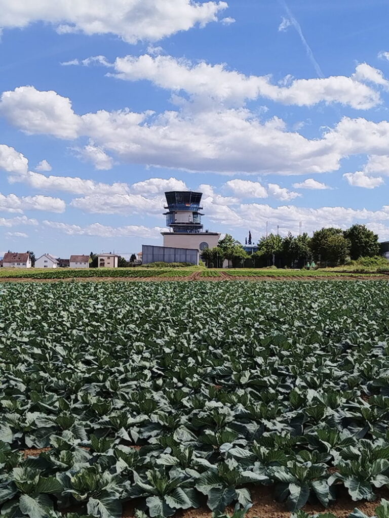 Funkturm der Flugsicherung am Flughafen Stuttgart, Geheimtipp zum Flugzeuge spotten