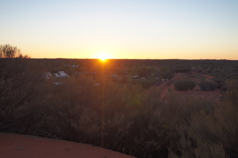 Sonnenaufgang über dem Campingplatz mit Blick auf die rote Wüstenlandschaft am Uluru