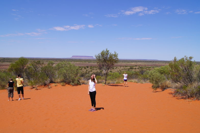 Wanderung durch rote Sanddünen im Outback nahe dem Uluru