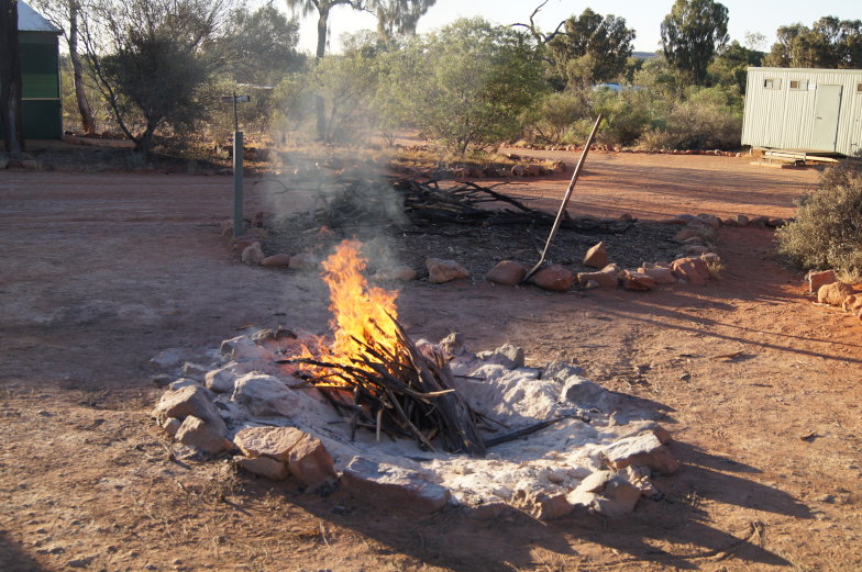 Lagerfeuer tagsüber auf dem Campingplatz im Outback nahe dem Uluru