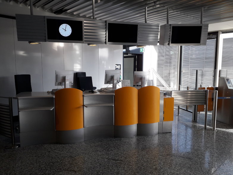 Check-in Schalter von Discover Airlines am Flughafen